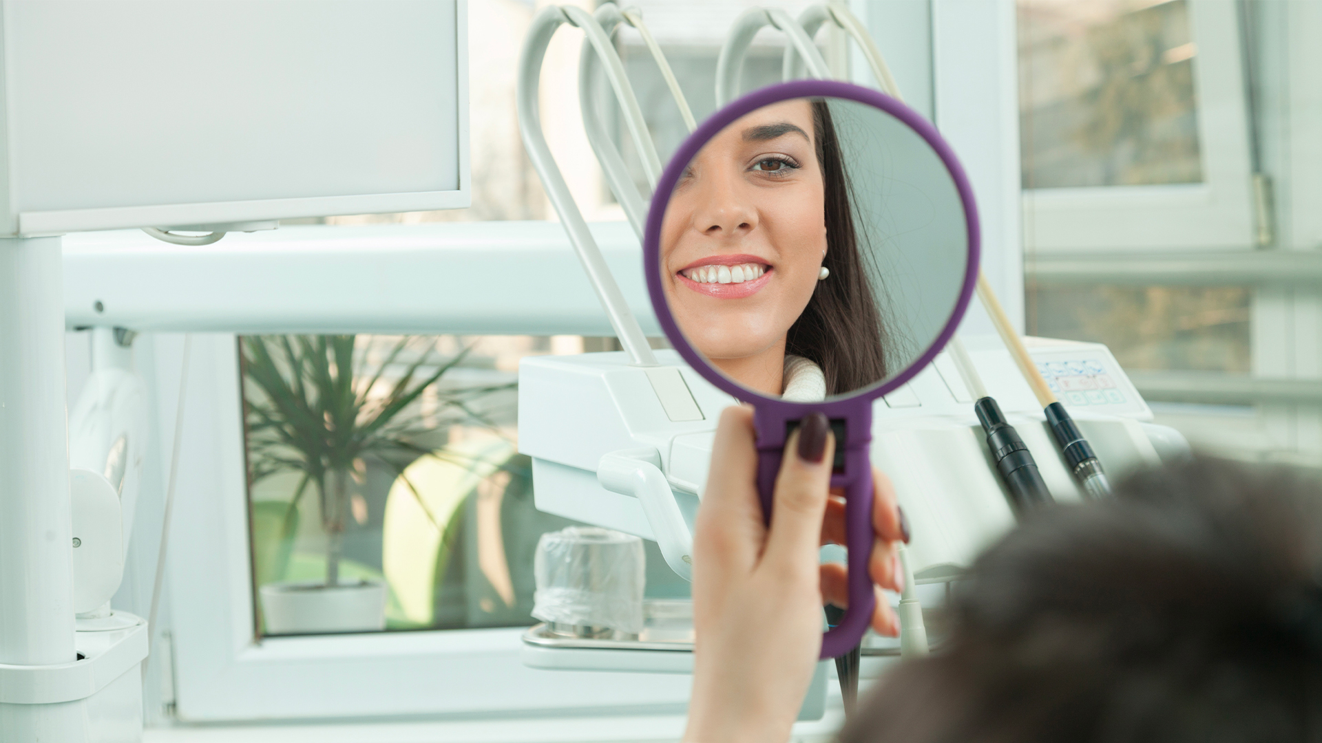 ragazza dal dentista per prevenire il tartaro sotto gengiva