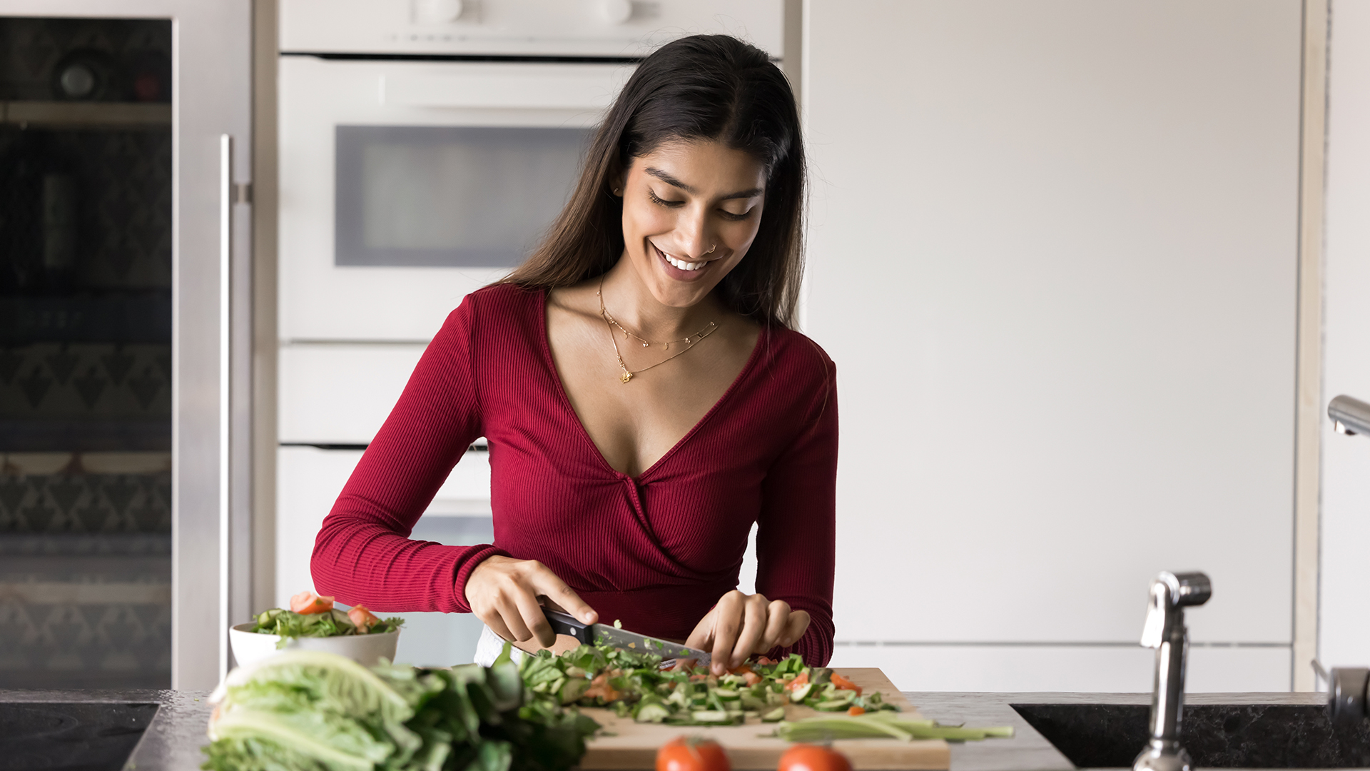 ragazza prepara verdure per curare il legame tra alimentazione e salute orale