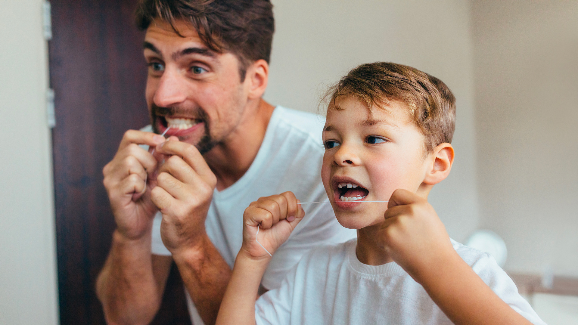Padre e figlio imparano la differenza tra batteri buoni e batteri cattivi