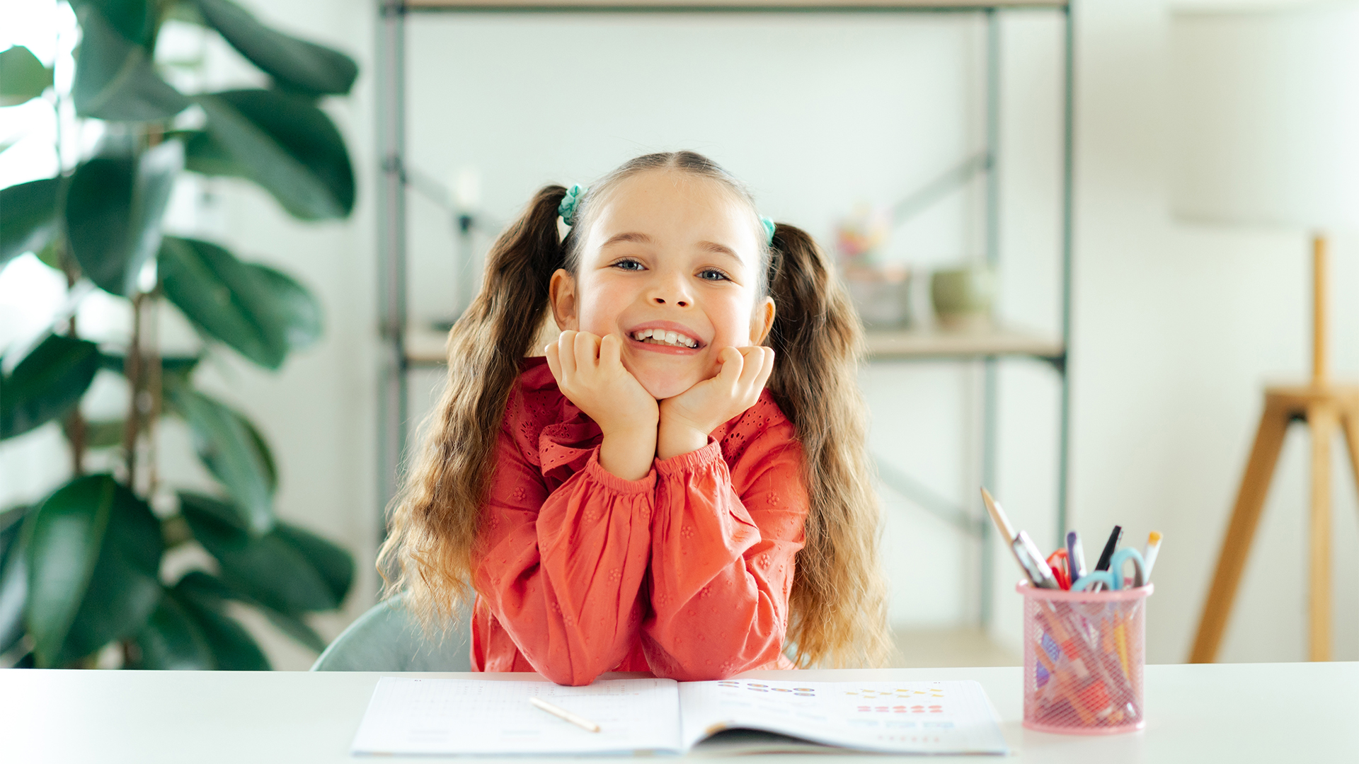 bimba sorride mostrando i denti bianchi dopo aver utilizzato i probiotici per il cavo orale dei bambini