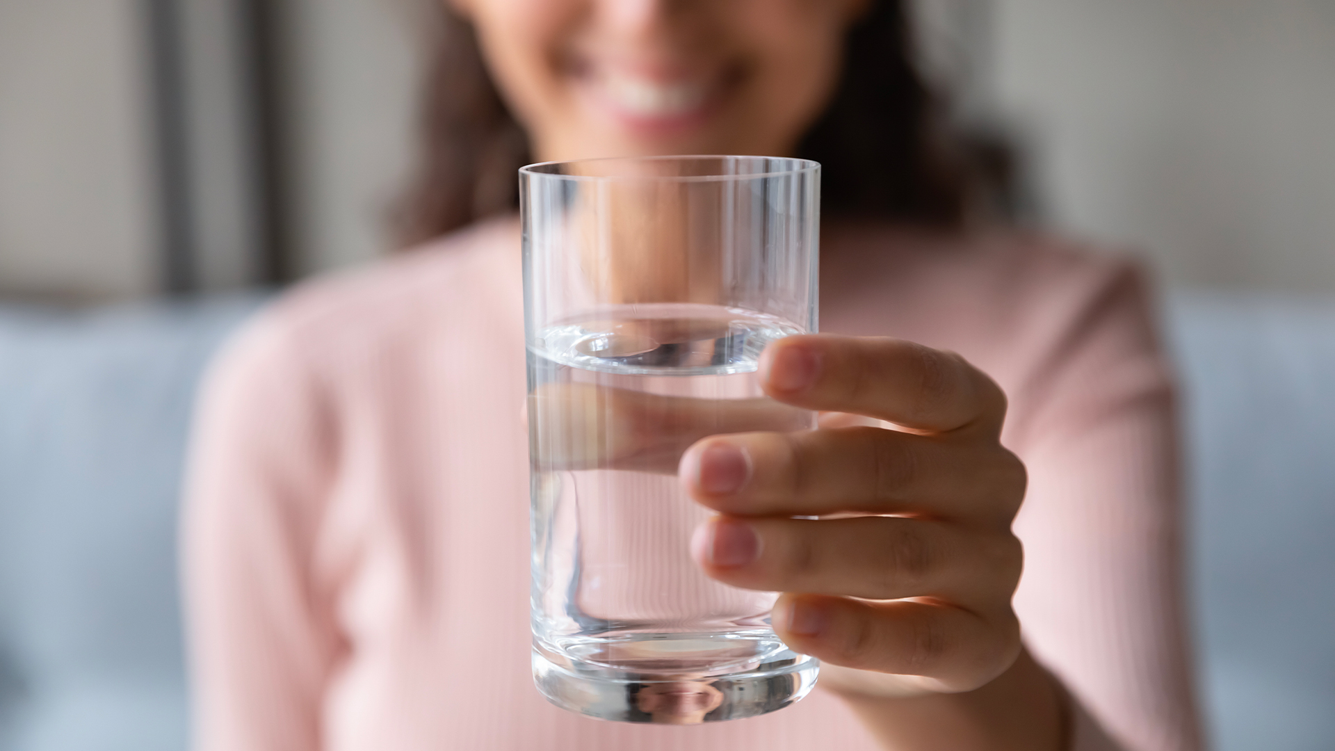 Donna beve acqua per evitare bocca secca di notte