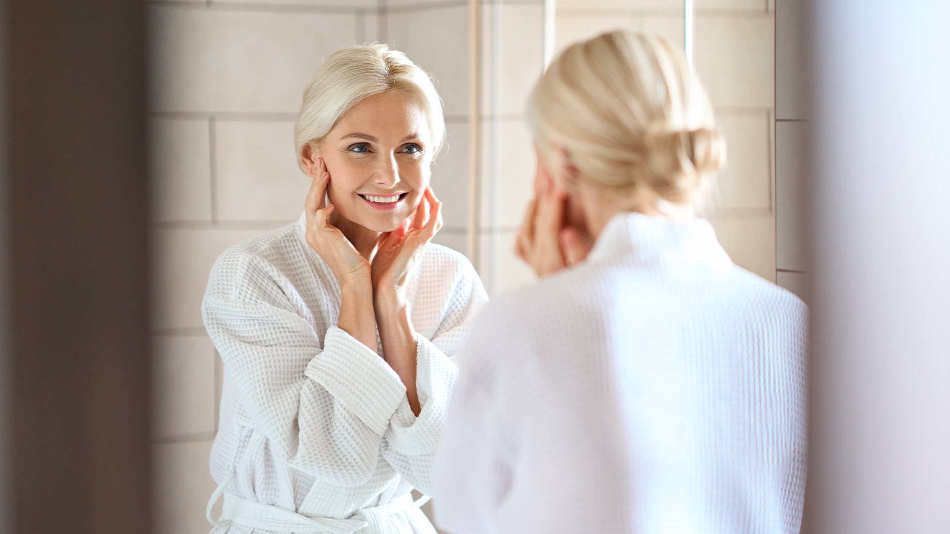 donna controlla allo specchio di non avere i denti gialli