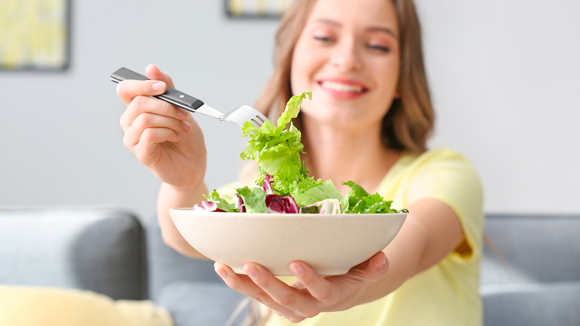 ragazza assume una dieta dopo aver capito cosa fare per le gengive infiammate