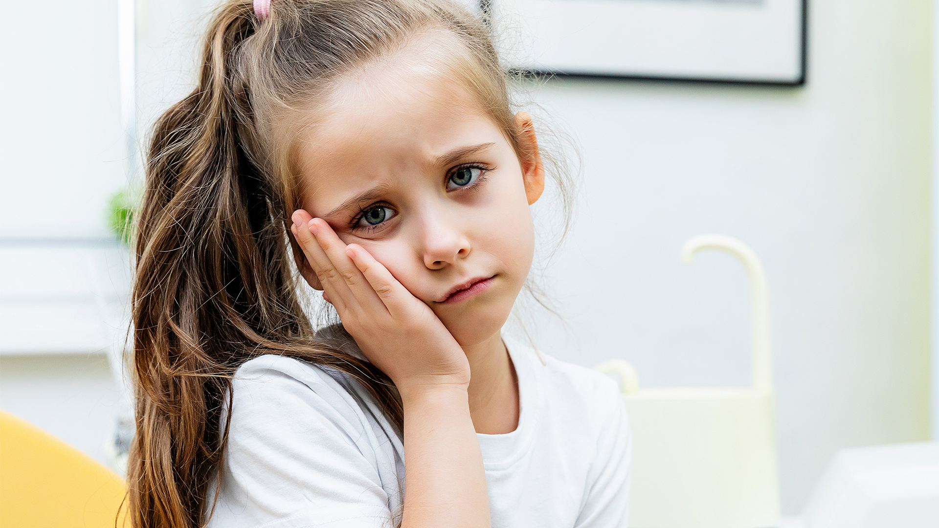 Bimba ha mal di denti a causa di una carie