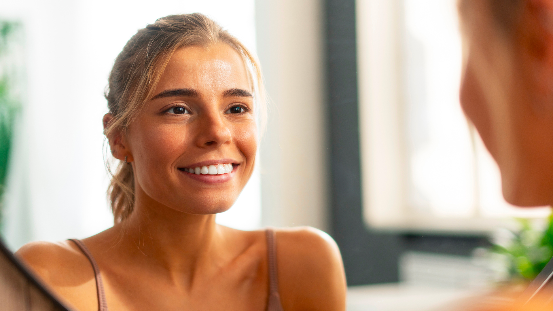 ragazza sorride dopo aver imparato come ripristinare la flora batterica orale