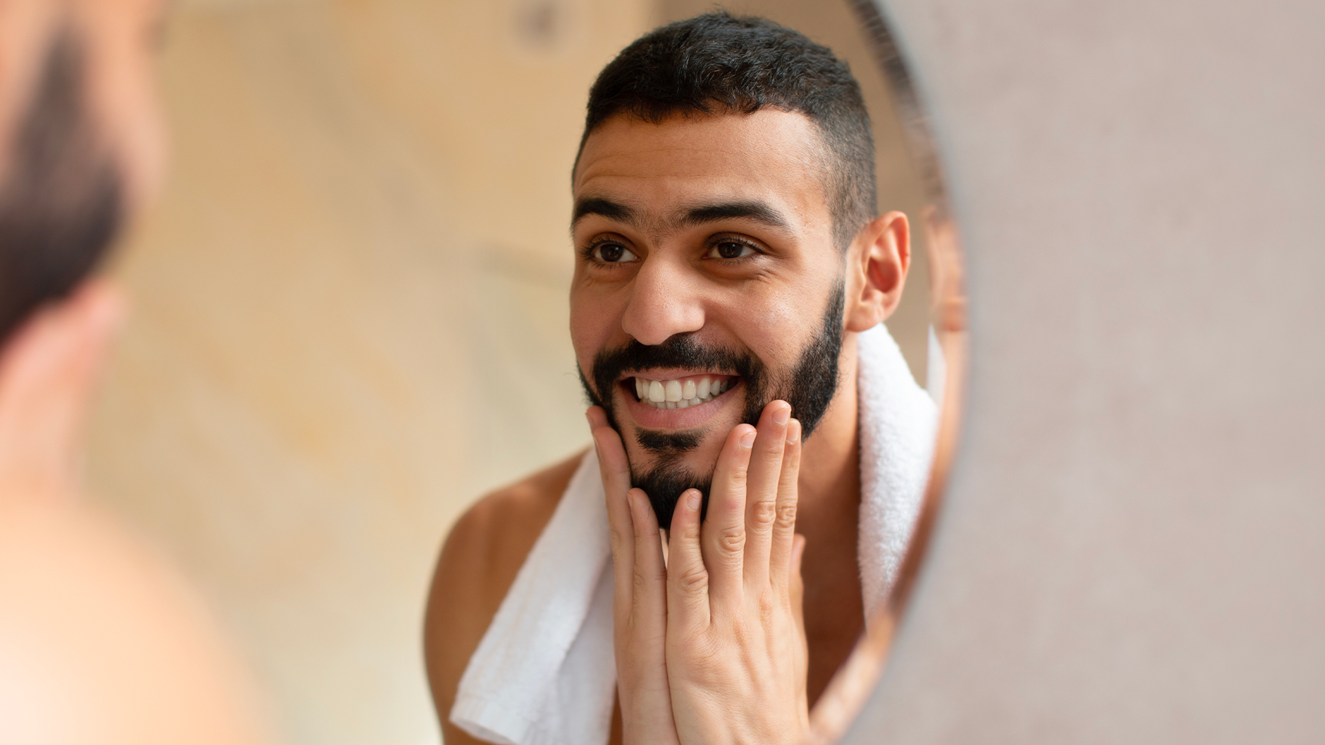 Ragazzo sorride per aver risolto il problema della salivazione eccessiva