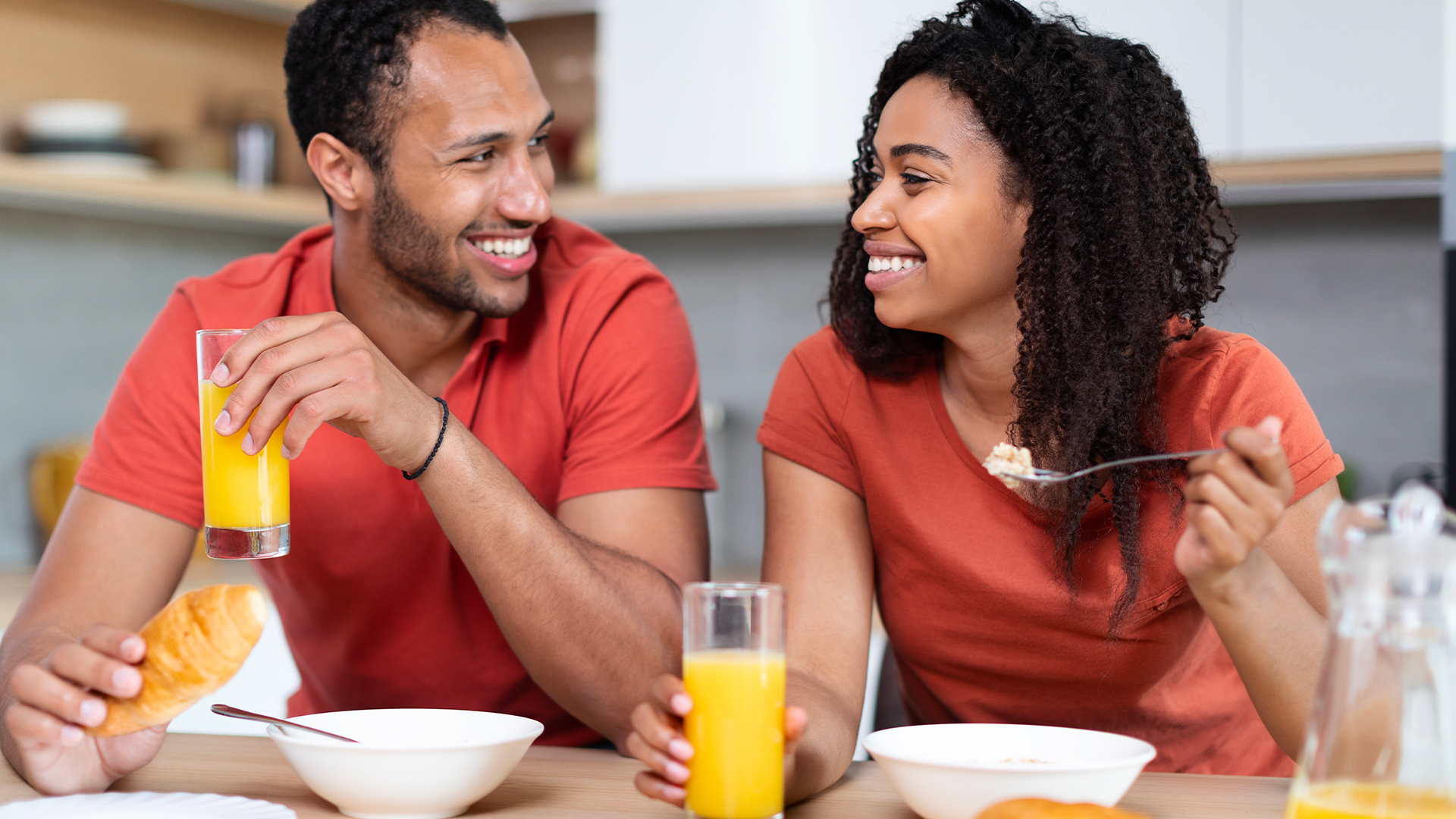 giovane coppia fa colazione dopo aver capito se i denti si lavano prima o dopo colazione