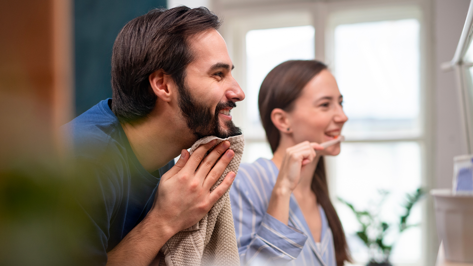 coppia si lava i denti due volte al giorno