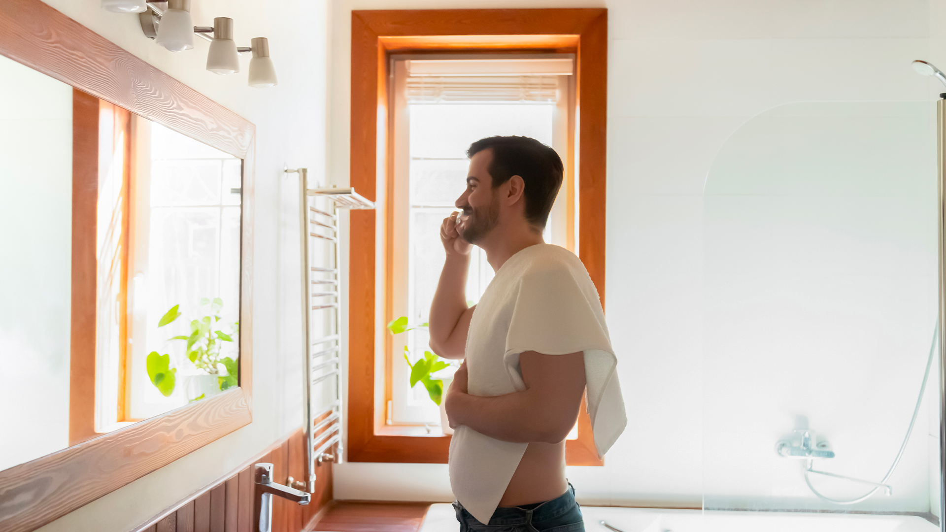 Uomo allo specchio ha capito che deve lavare i denti due volte al giorno