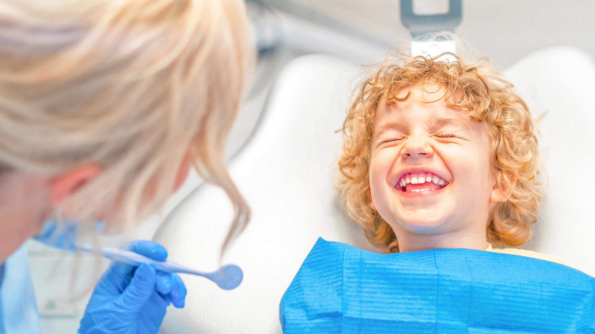 dentista cura denti gialli nei bambini